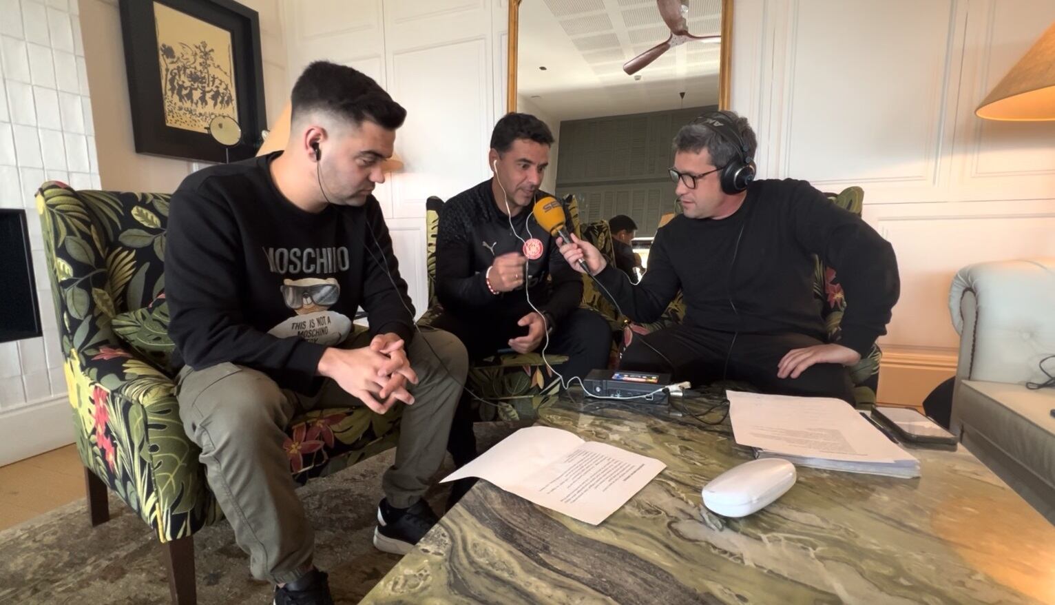 Michel, con Sique Rodríguez y Nil Solà, durante la entrevista (Cadena SER).