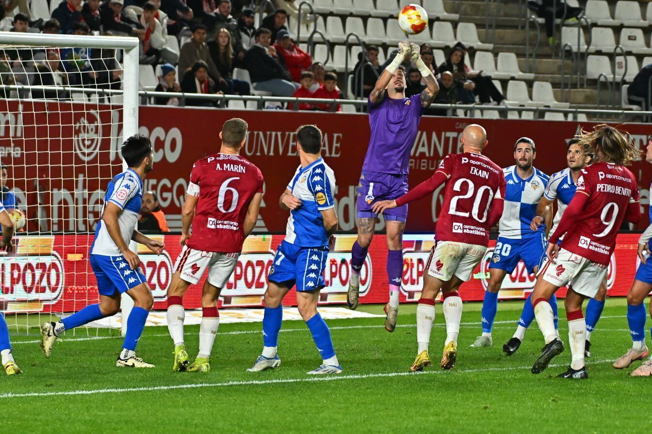 Diego Fuoli, portero del CE Sabadell, detiene un balón en el Enrique Roca contra el Real Murcia.