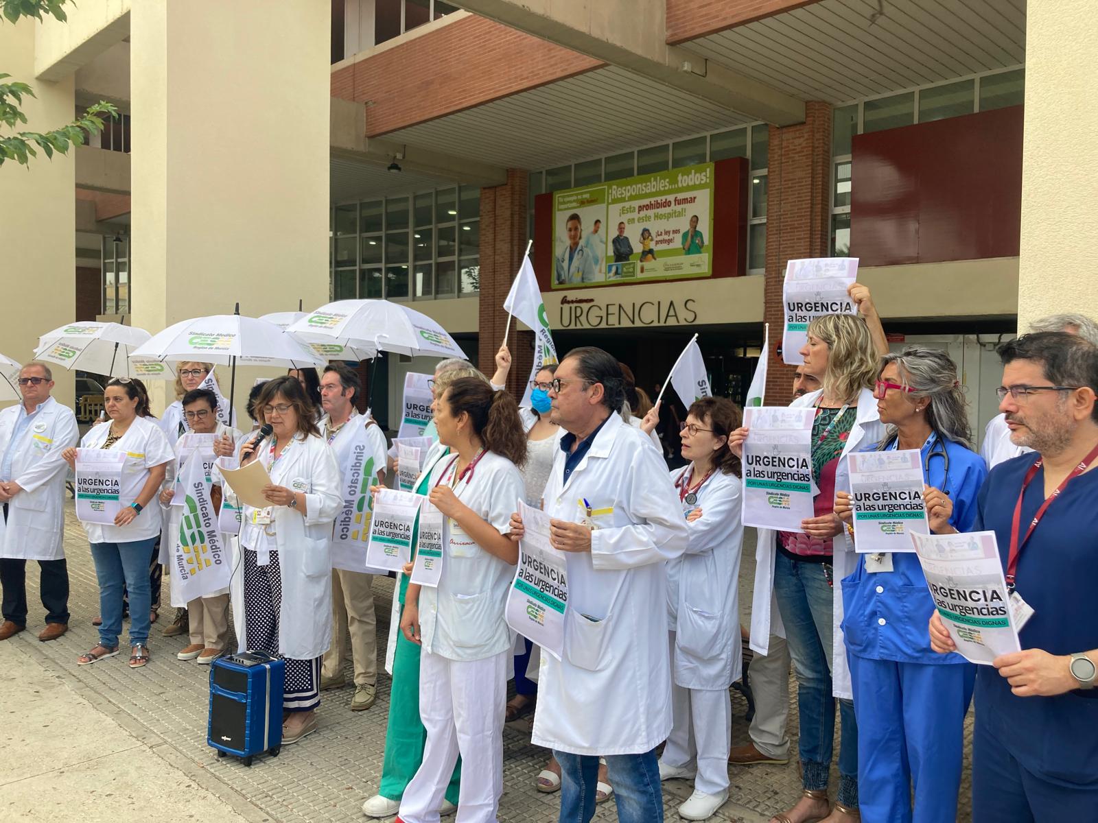 Los médicos de Urgencias del hospital Virgen de la Arrixaca durante la protesta de este miércoles