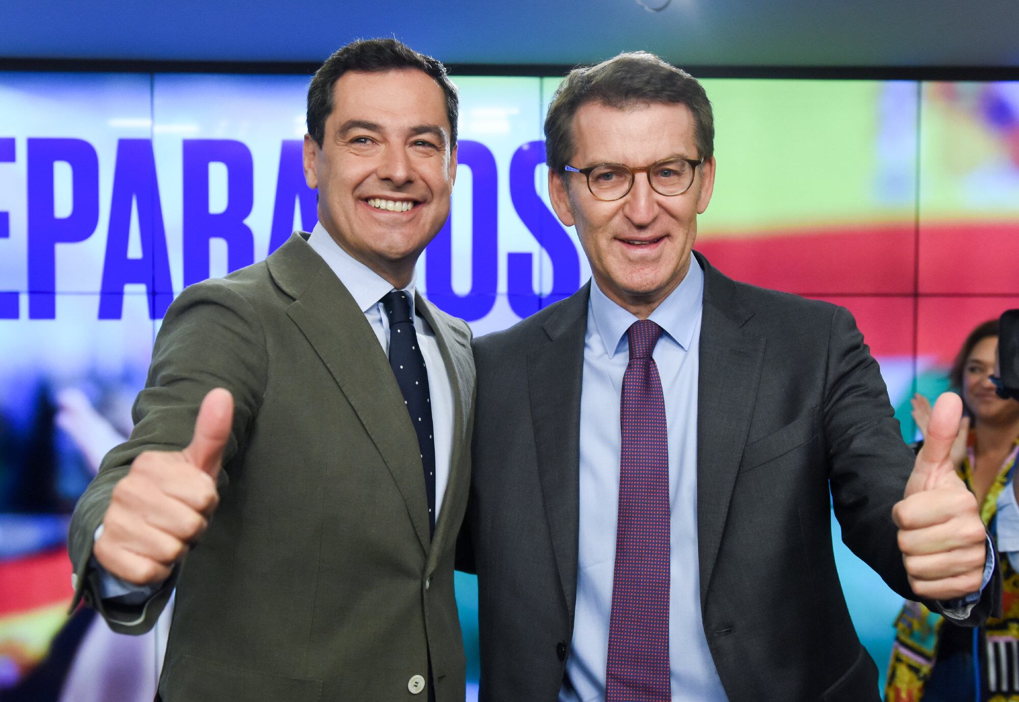 El presidente del PP andaluz y presidente electo de la Junta de Andalucía, Juanma Moreno (i) y el presidente del Partido Popular, Alberto Núñez Feijóo (d), posan en una reunión de la Junta Directiva Nacional del PP, en la sede del PP, a 21 de junio de 2022