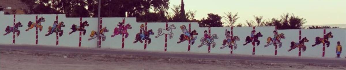 Mural con los caballitos de Machado en el muro de acceso al recinto Ferial, de Juan N. Rivas