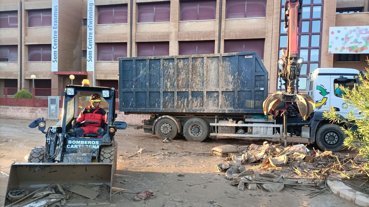 Primeras horas del trabajo de emergencia del contingente cartagenero en Valencia tras la DANA
