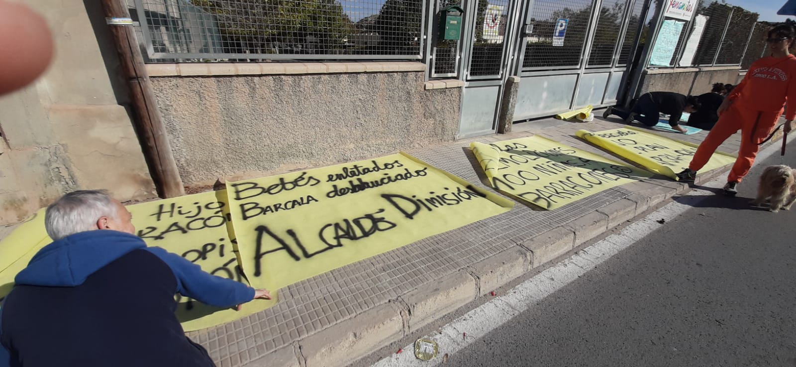 Los padres hacen carteles en el exterior de la Escoleta Municipal 7 Enanitos