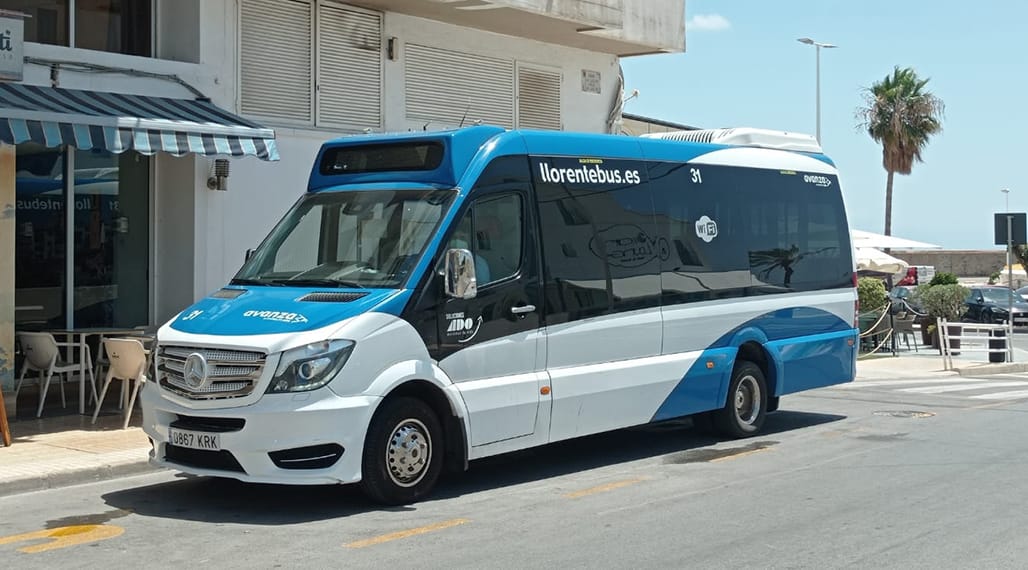 Un autobús recorriendo Altea