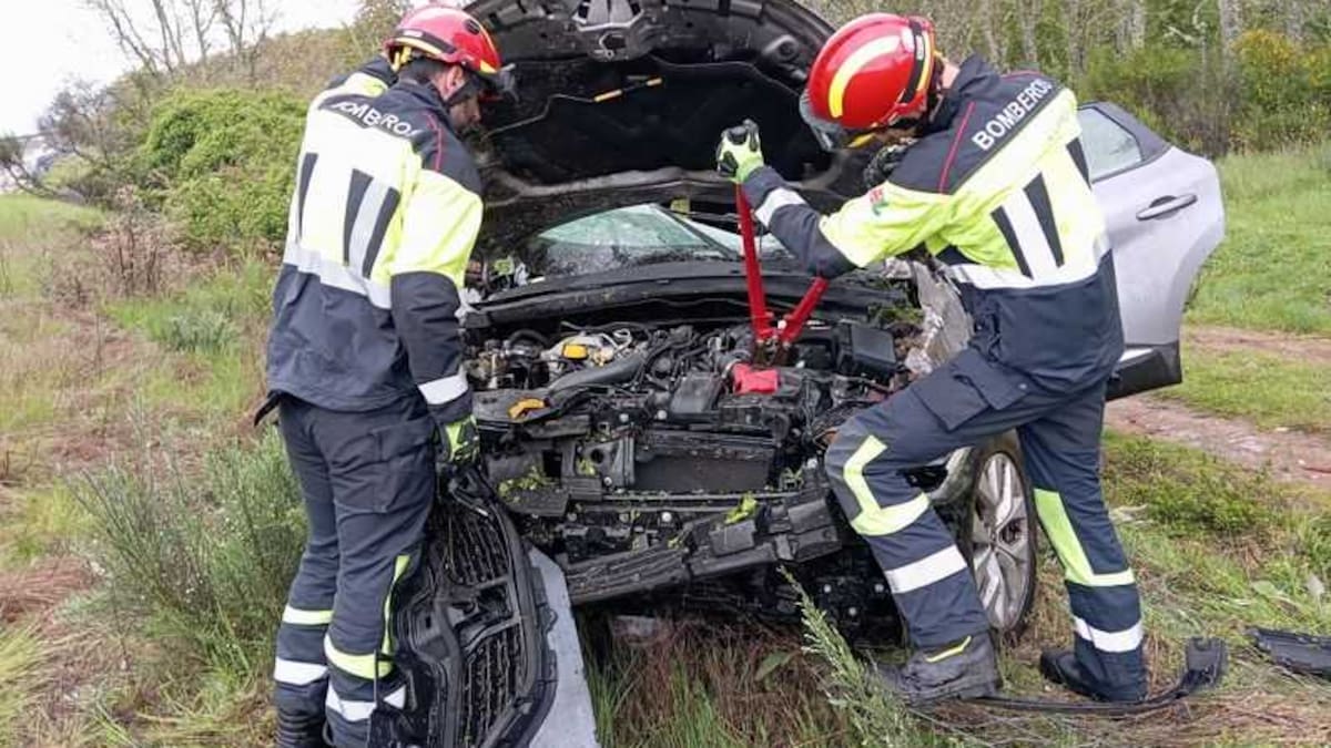 Dos heridos en el vuelco de un turismo en la A-52 en Asturianos