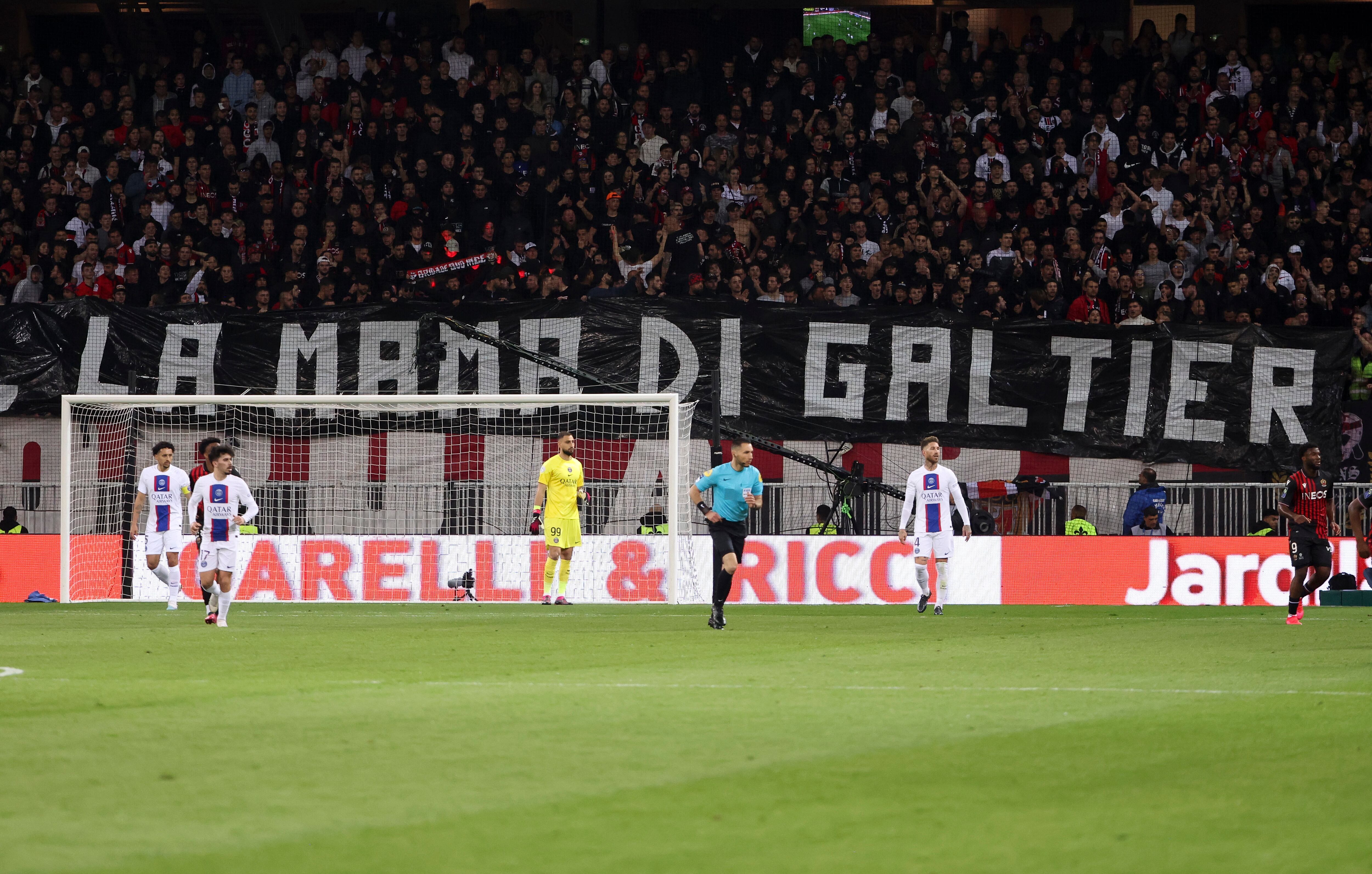 La pancarta sobre la madre de Galtier