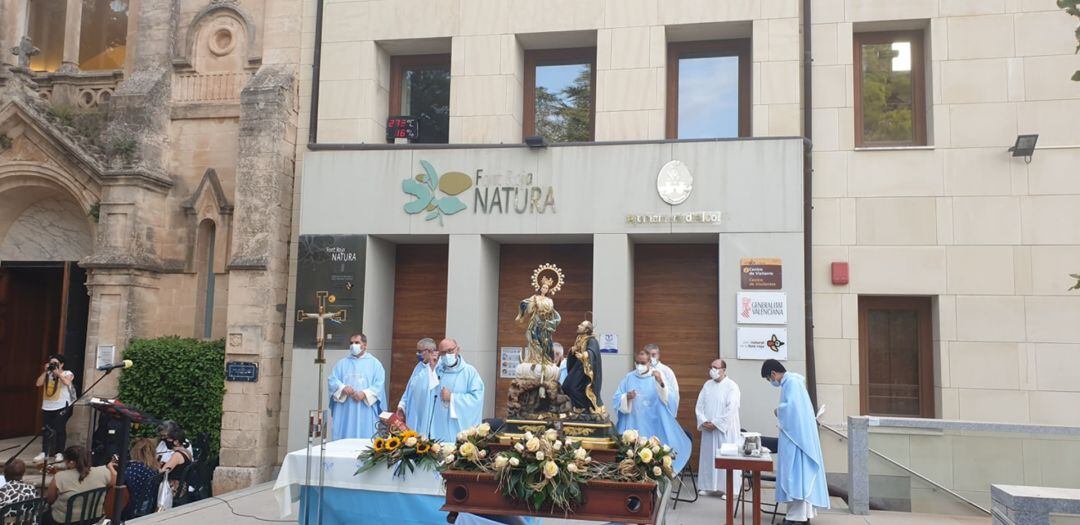 Un momento de la eucaristía en honor a la Virgen de los Lirios celebrada este sábado en la Font Roja.