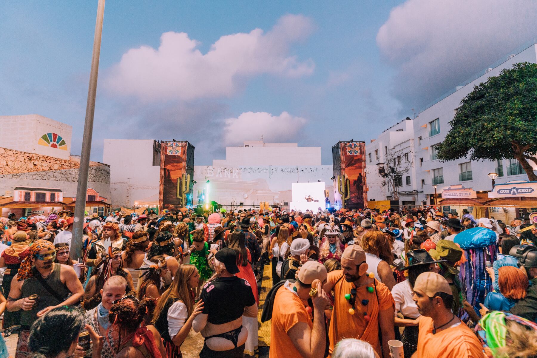 Público asistente al Carnaval del Lejano Oeste en El Almacén, Arrecife.