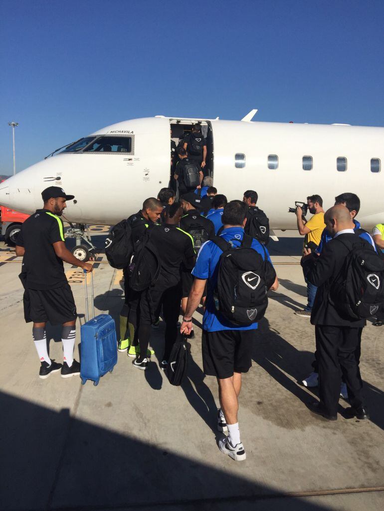Los jugadores del Málaga se suben al avión que los ha trasladado a Getafe