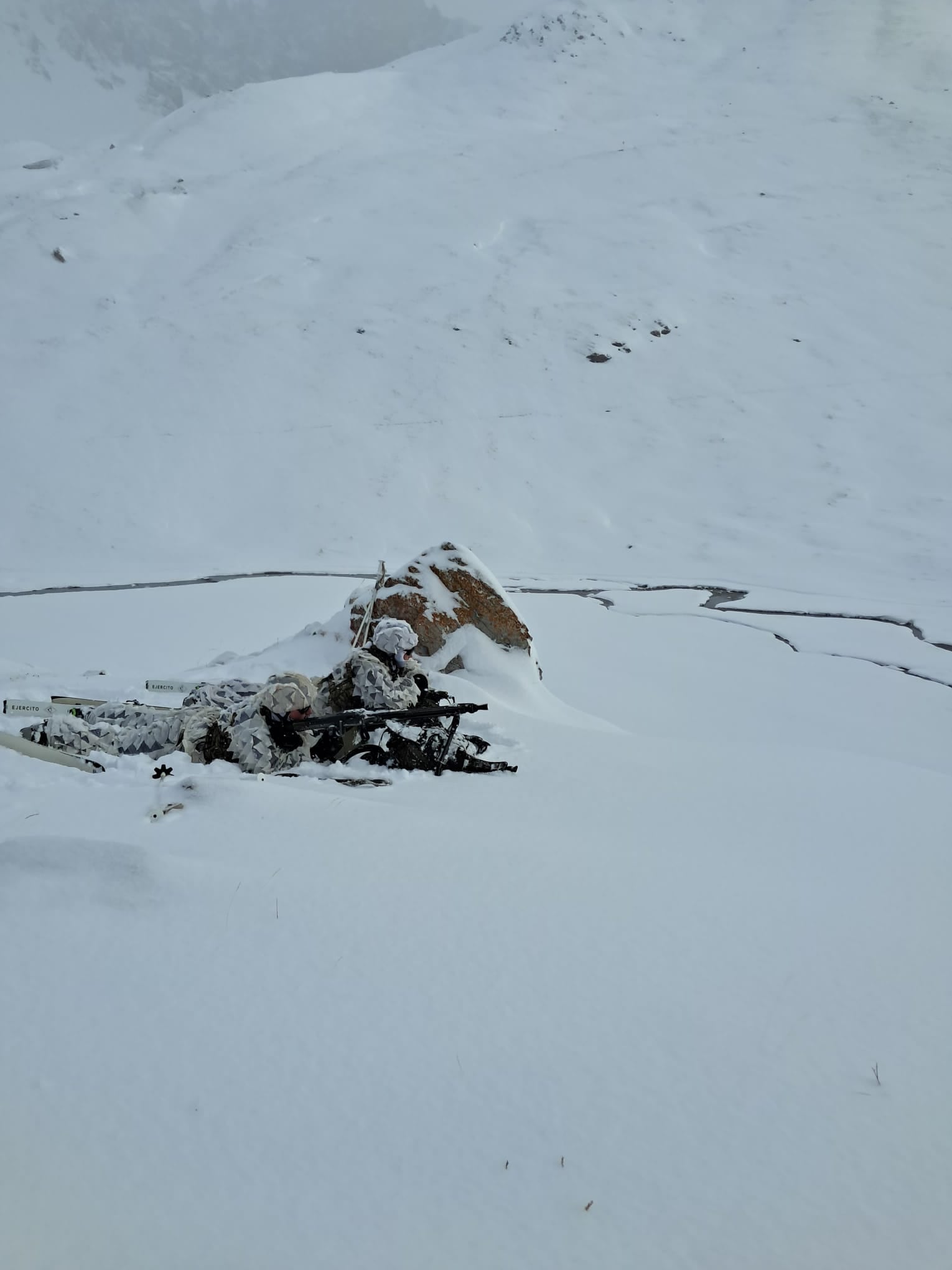 Así entrena desde hace meses, el Batallón de Cazadores de Montaña Montejurra I/66, en Cerler, en pleno Pirineo aragonés.