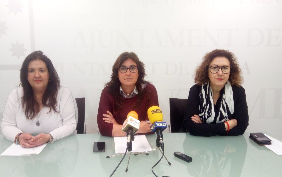 De izquierda a derecha: Sabela Miñana, María Mut (portavoz del grupo municipal del PP) y Pepa Sivera. 