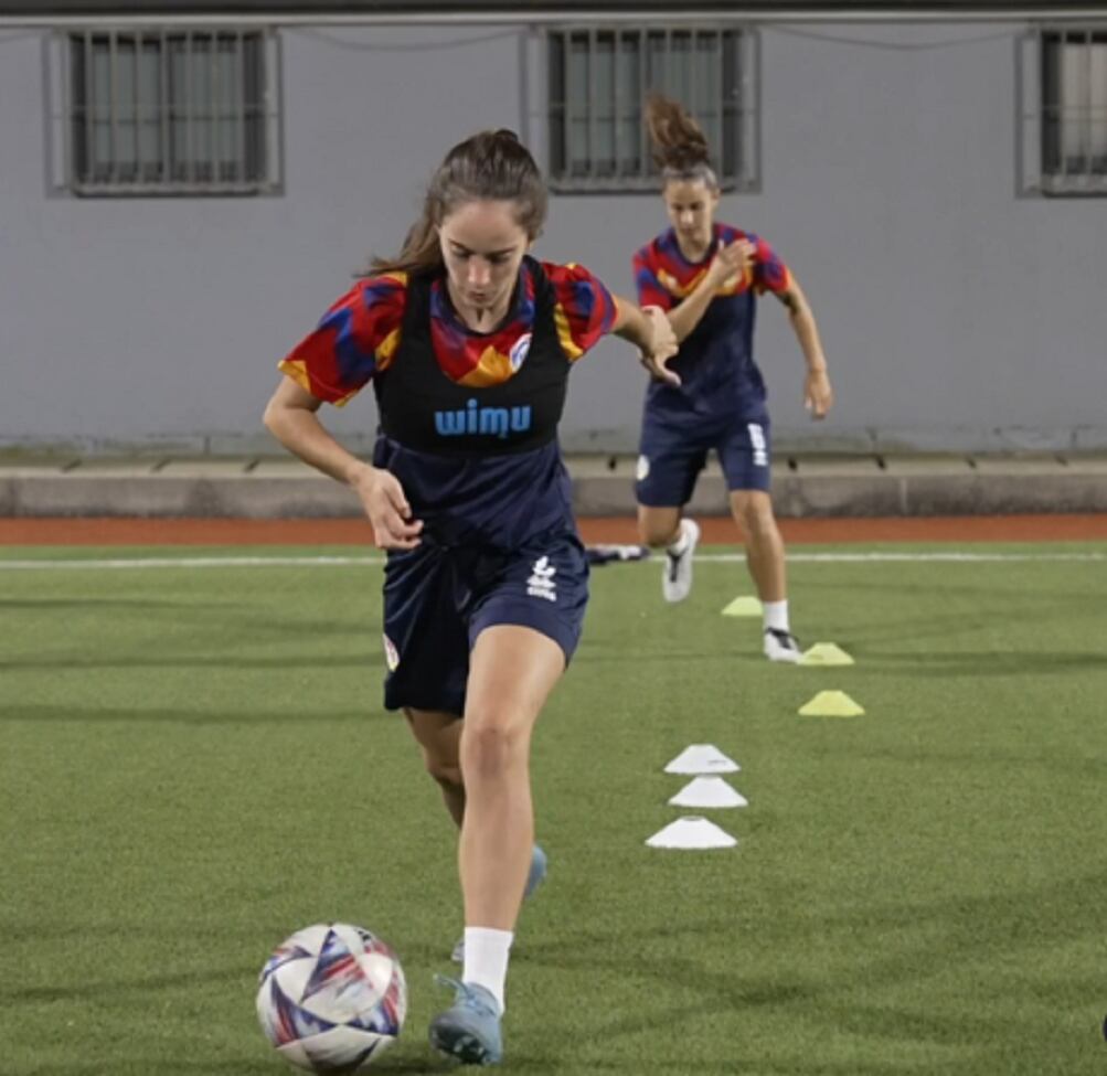 Maria Moles i Tere Morató a l&#039;entrenament de la selecció femenina de futbol previ al partit contra Malta de la UEFA Nations League.