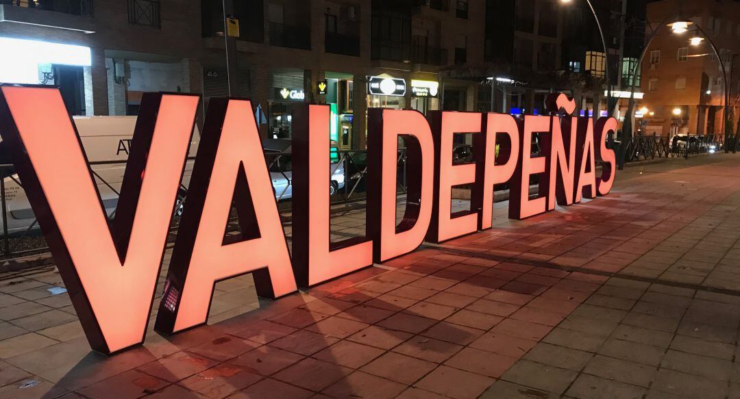 Imagen de archivo de las letras corpóreas de Valdepeñas, ubicadas en la zona del Canal 