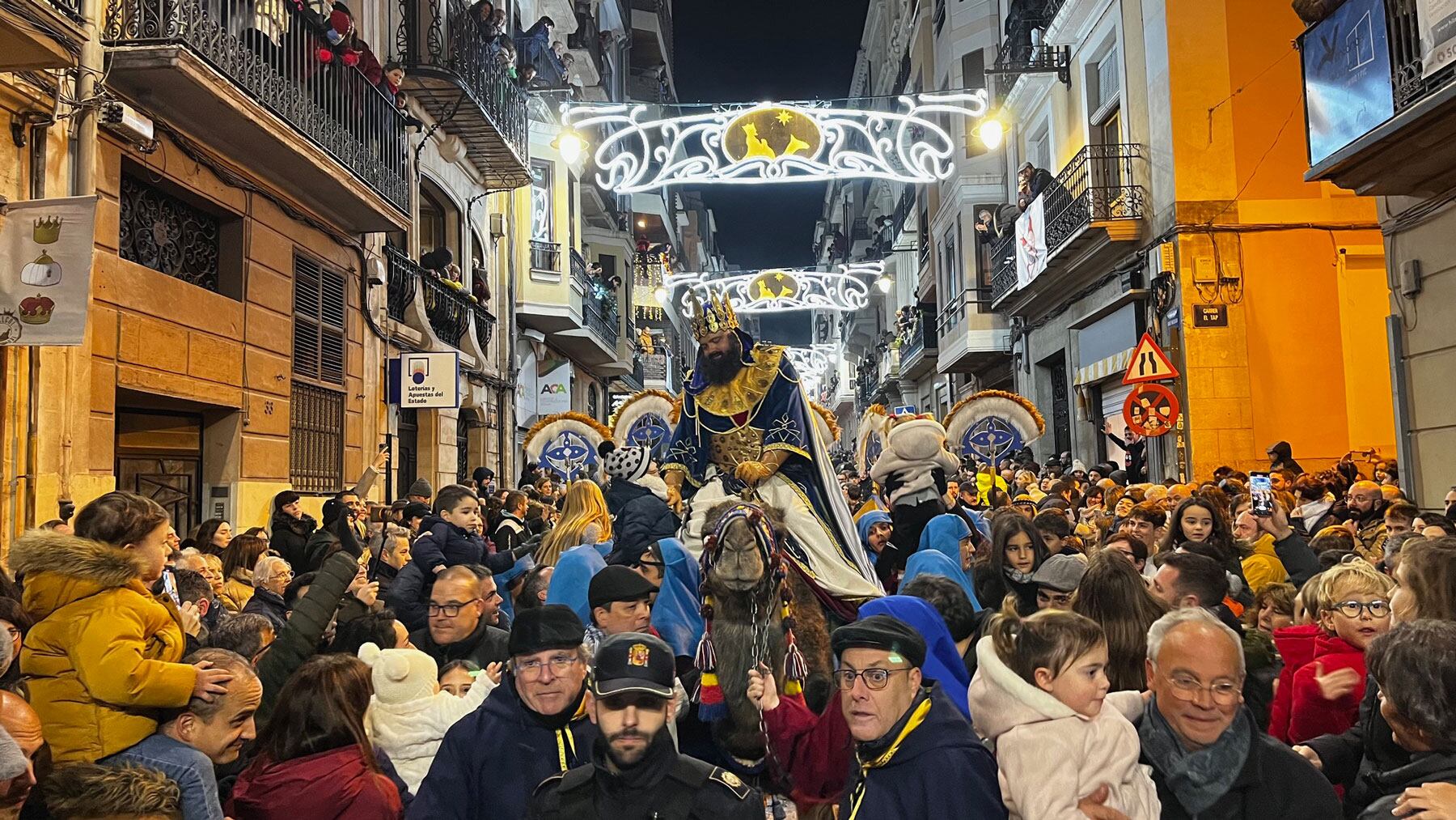 Melcior, rodejat de públic, a la seua arribada a la plaça d'Espanya