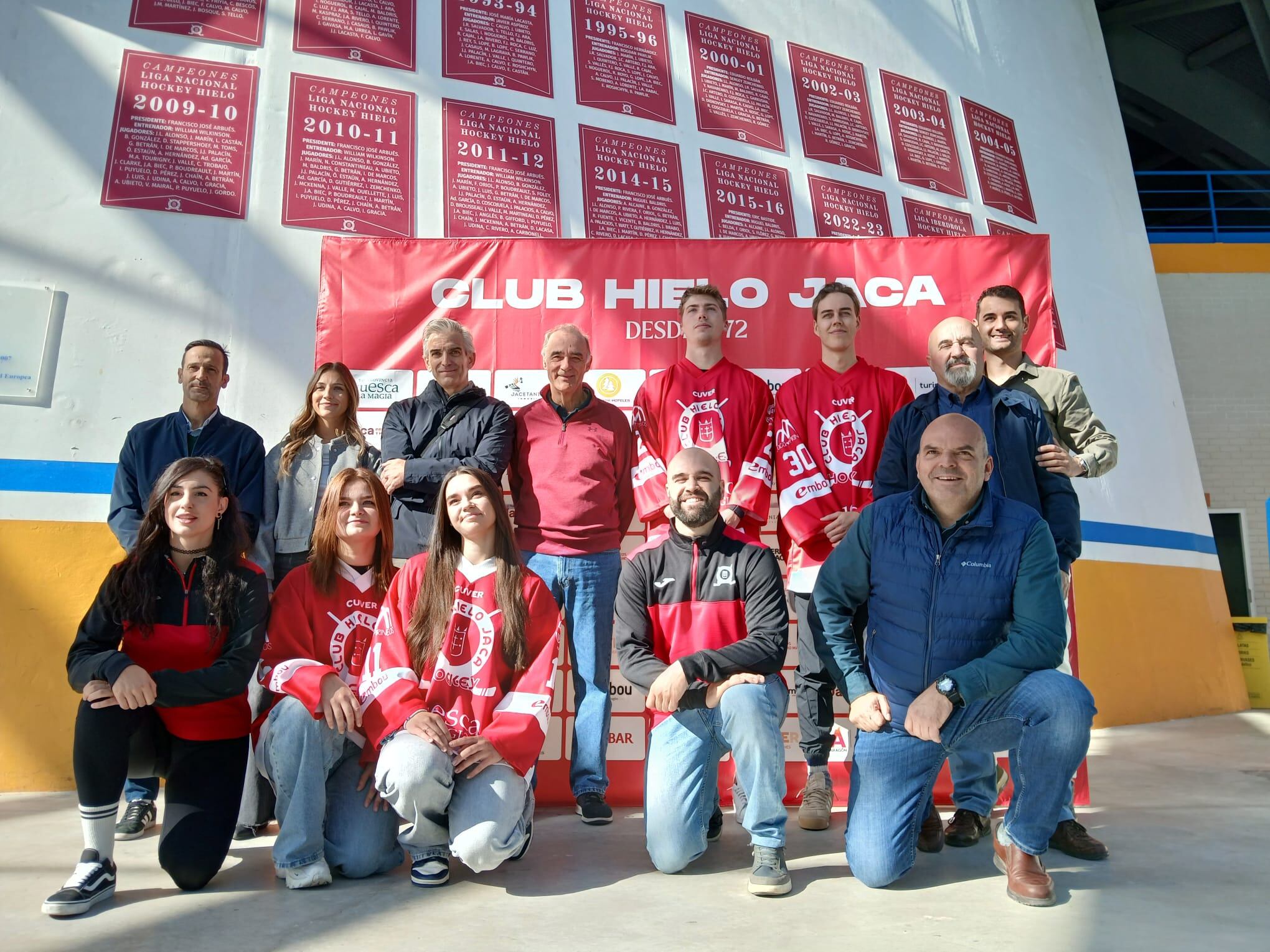 Foto de familia con los patrocinadores y colaboradores