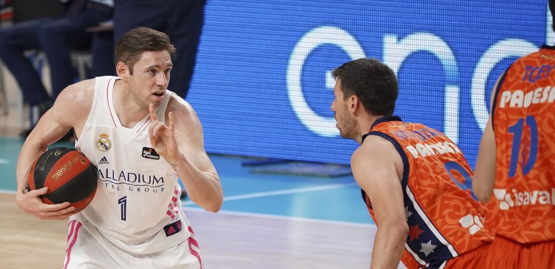 Causeur trata de organizar una jugada ante Valencia Basket