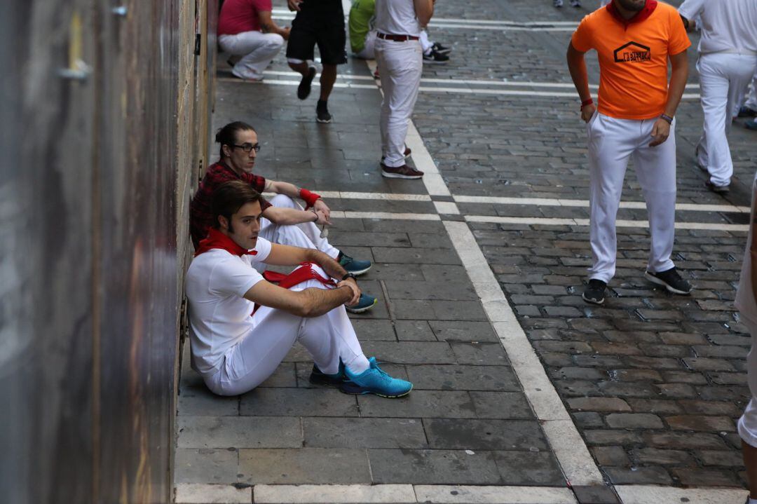 Sentada de algunos corredores del encierro en protesta por la velocidad de los cabestros 