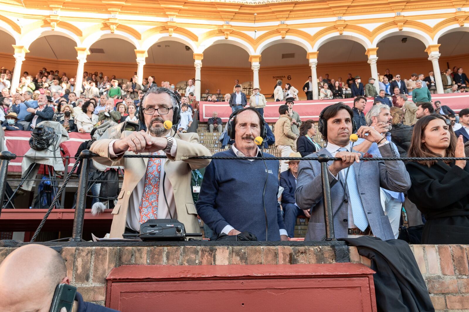 Paco García, Manolo Molés y Francisco Rivera Ordóñez -de izquierda a derecha- en la retransmisión de los primeros festejos del ciclo continuado