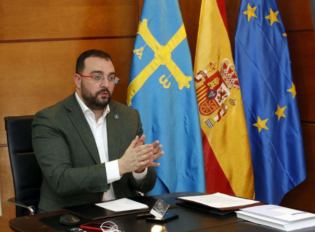 El presidente del Principado, Adrián Barbón, durante una reunión. 