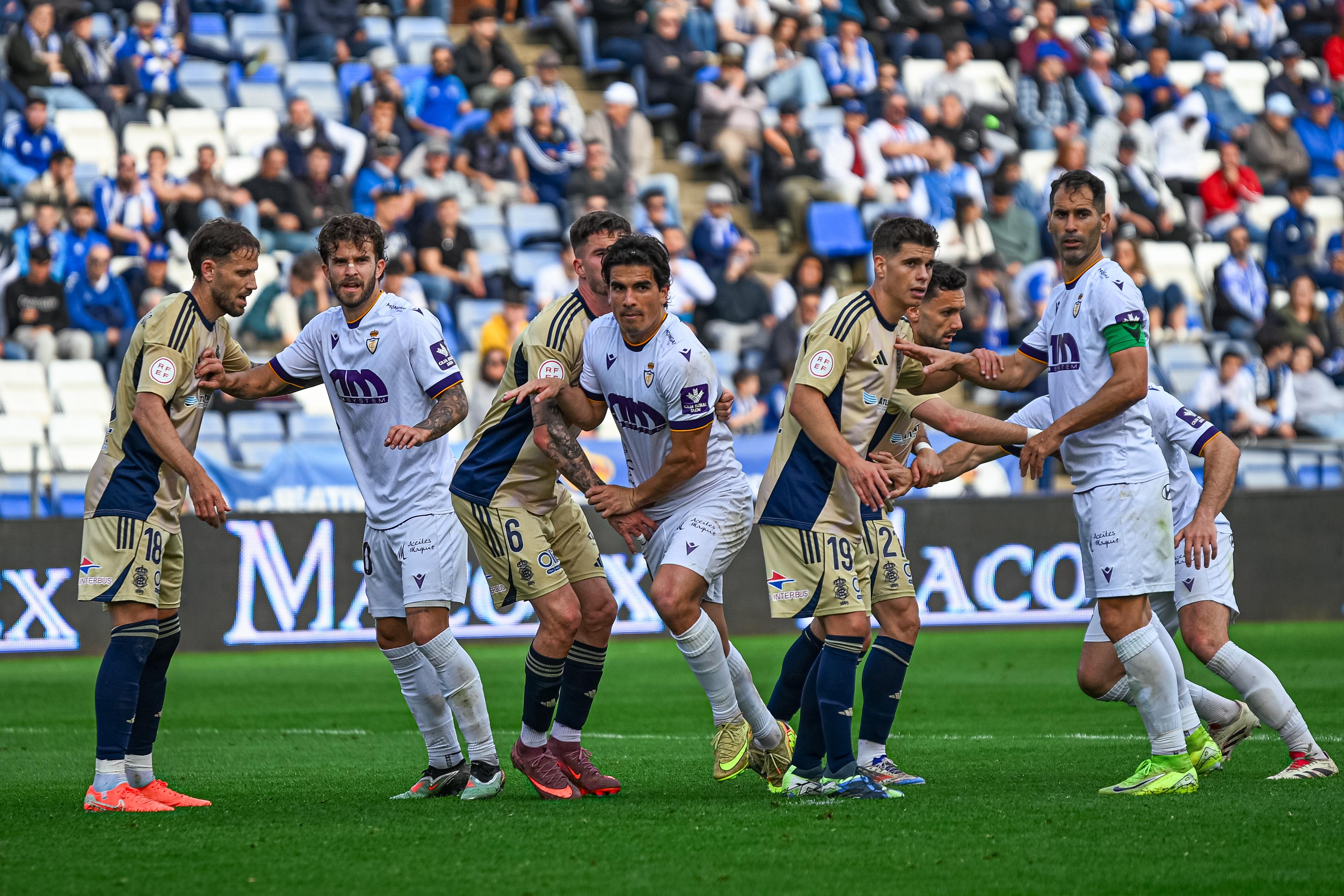 Jugadores del Real Jaén y del Recreativo de Huelva durante el partido del sábado.