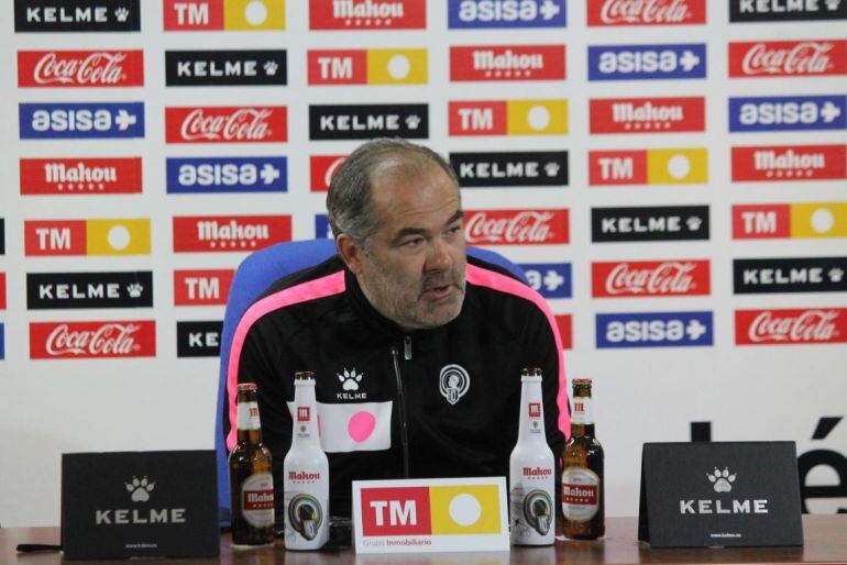 En entrenador del Hércules CF, Josip Visnjic, en la sala de prensa del Rico Pérez