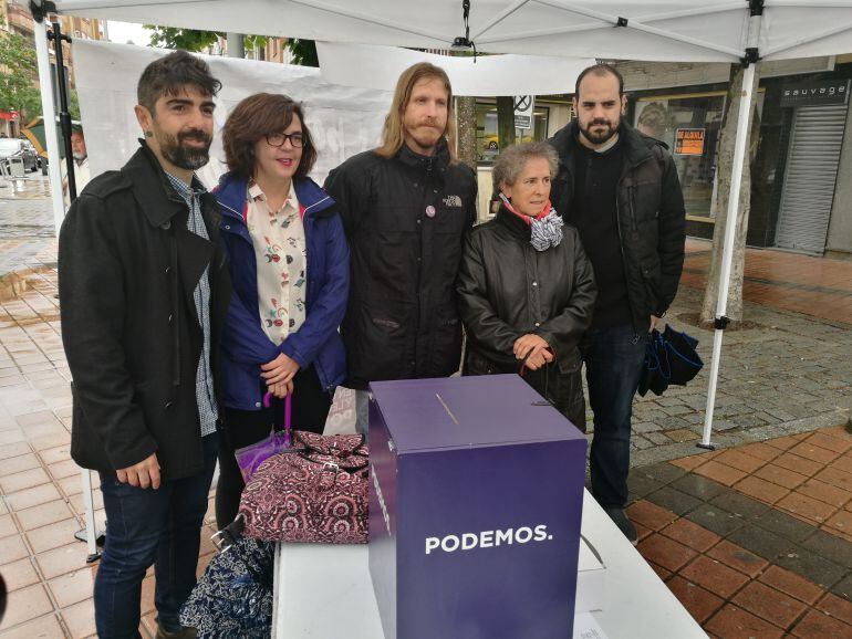Pablo Fernández (c) junto a otros dirigentes de Podemos en la capital