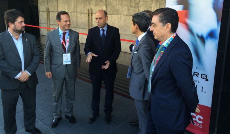 El alcalde Gabriel Echávarri junto a Carlos Castillo y Natxo Costa en una imagen de archivo