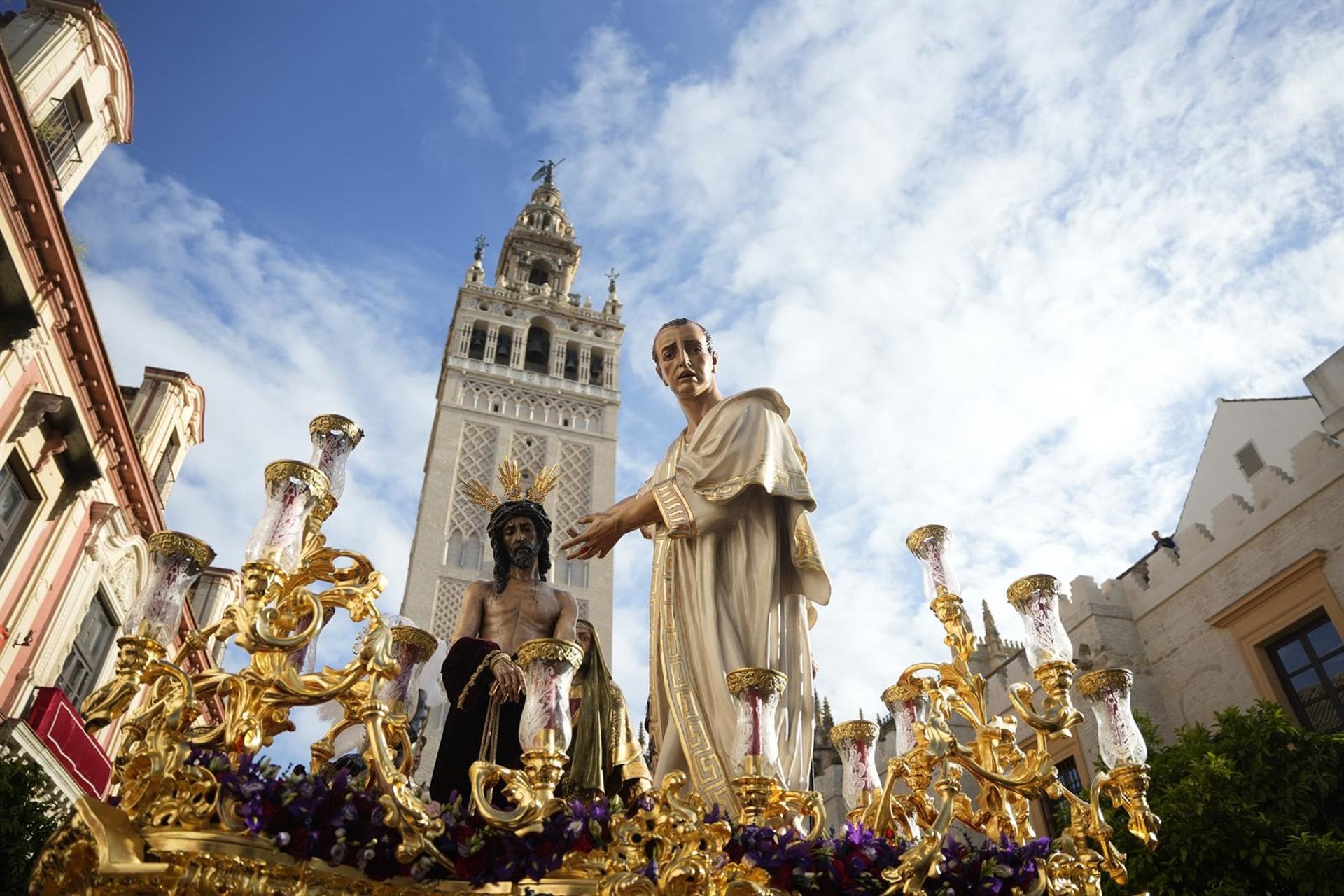 Imágenes de la Hermandad de San Benito que hace estación de penitencia este Martes Santo/Joaquin Corchero - Europa Press