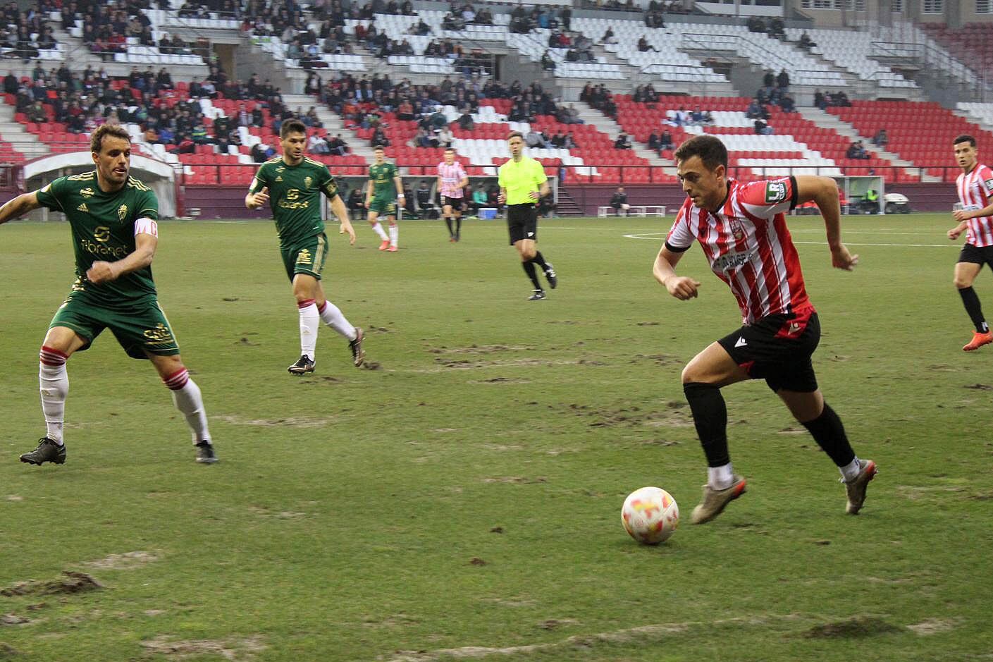 Eudald Vergés encara a Pedro León durante una acción de la segunda mitad / UD Logroñés