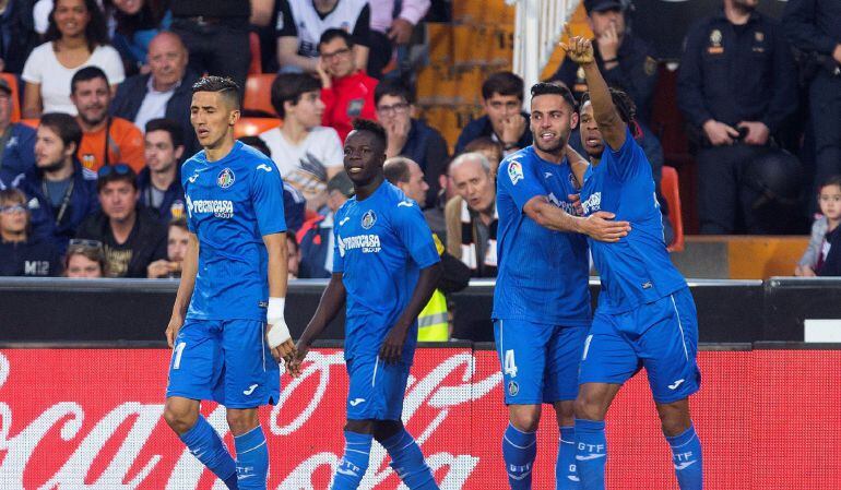 Los jugadores del Getafe celebran el segundo gol del partido anotado por el delantero francés, Loïc Rémy (d), durante el encuentro correspondiente a la jornada 33 de La Liga Santander que el Valencia y el Getafe disputaron en Mestalla.