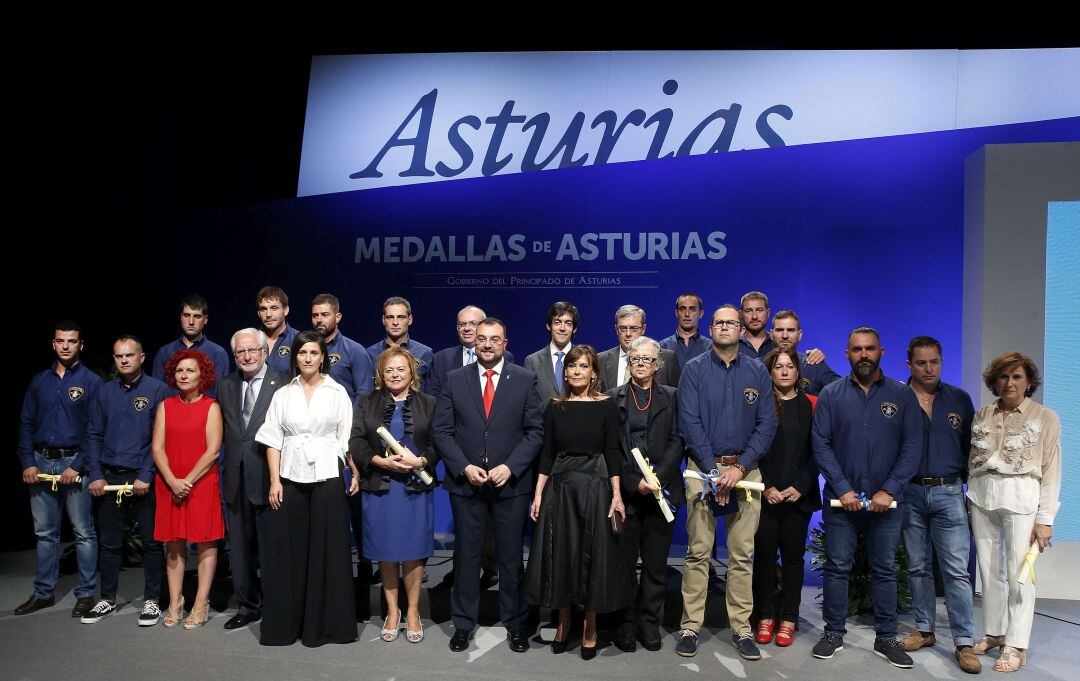Acto de entrega de las Medallas de Asturias con el Presidente del Principado, Adrián Barbón, en el centro, rodeado de los galardonados