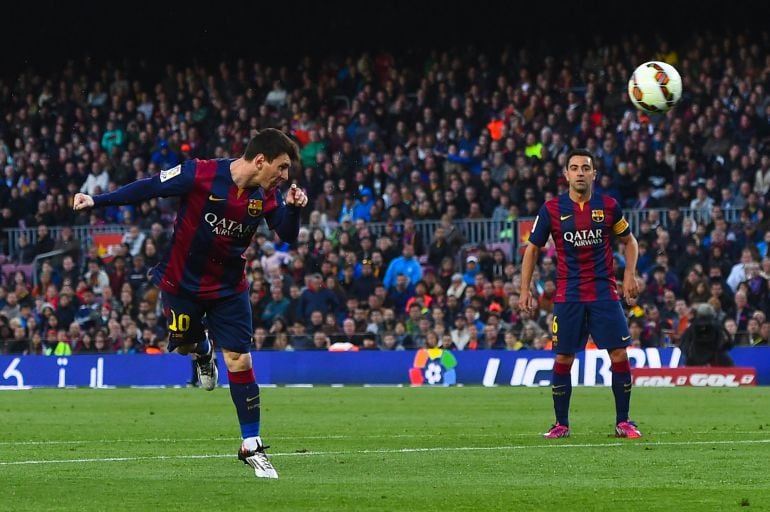 Leo Messi remata de cabeza un balón frente al Almería