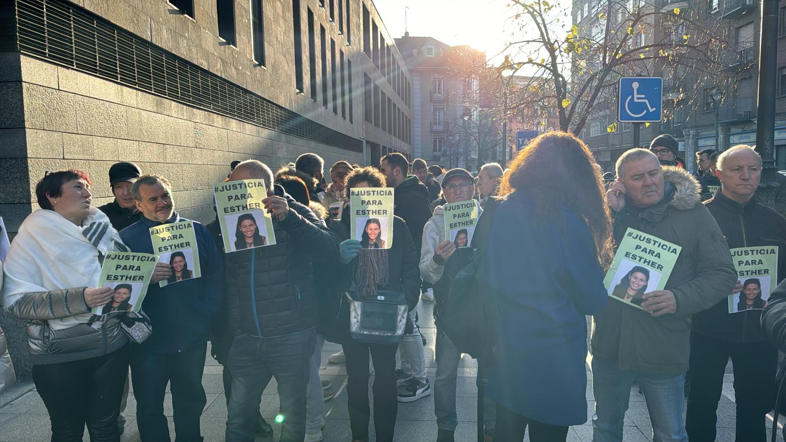 Vecinos y familiares de Esther López se manifiestan frente a las juzgados de Valladolid