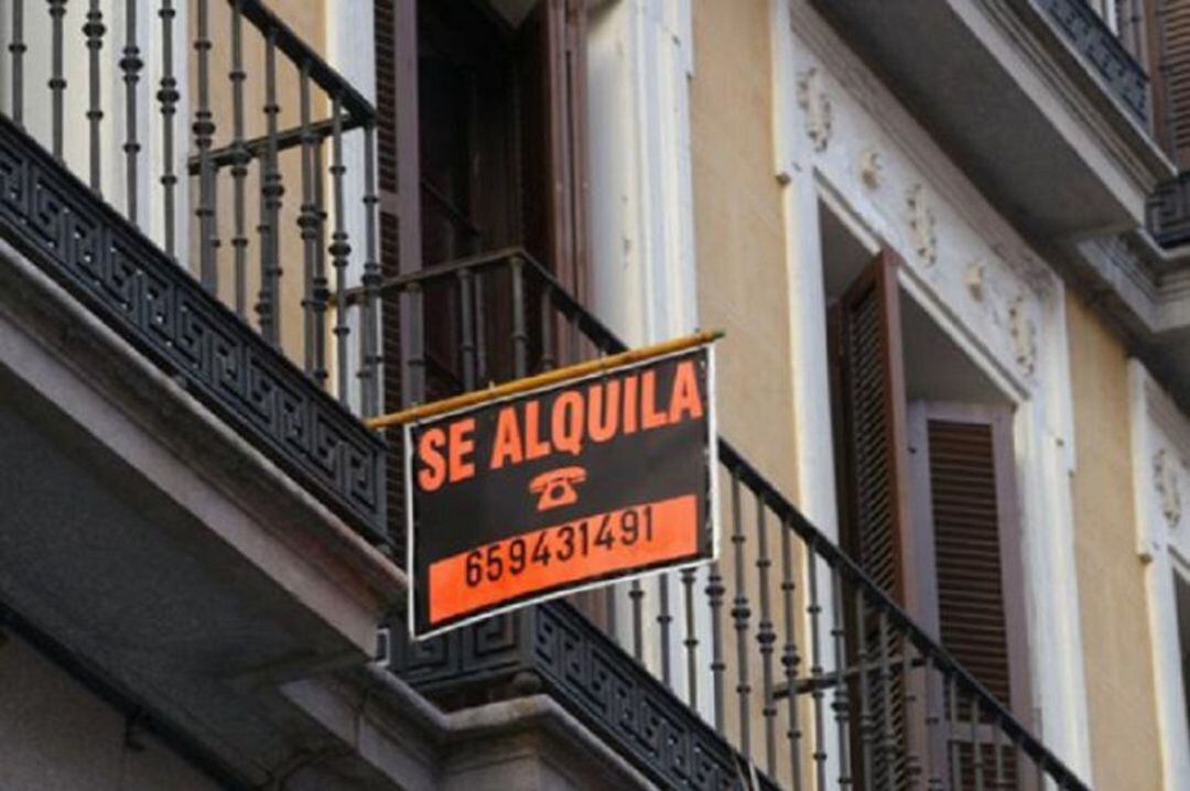 Cartel del alquiler en un piso