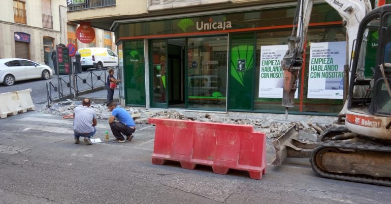 Las obras han iniciado eliminando la zona de parking de las motos.