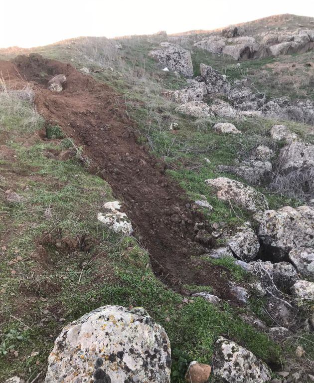 Surco supuestamente dejado por la retirada de la piedra del molino romano