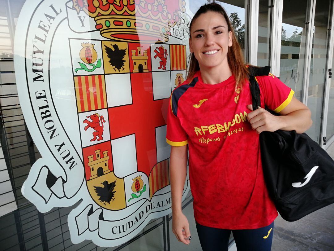 Carmen Martín en la puerta del Palacio. 