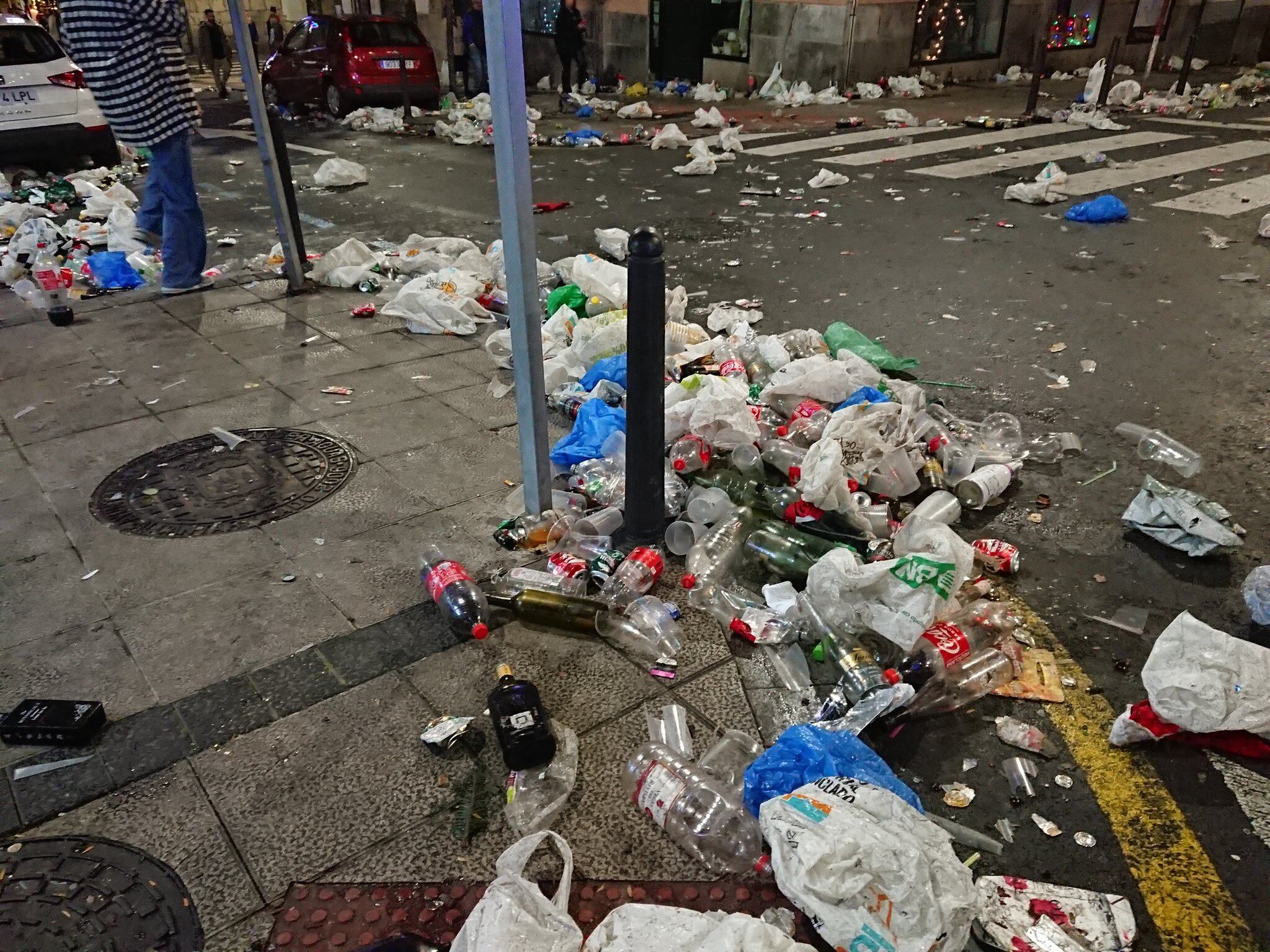 La Asociación de Vecinos de Pombo, Cañadío y Ensanche denunciaban la suciedad encontrada en las calles de su entorno tras la Nochebuena.