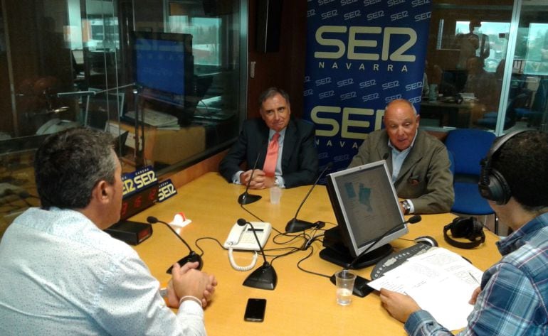 Jaime González, presentador de Hoy por Hoy Navarra, junto al director de la Cadena Ser en Navarra, Javier Hoyos y los presidentes de la Cámara de Comercio e Industria, Javier Taberna, y de CEN, José Antonio Sarría.