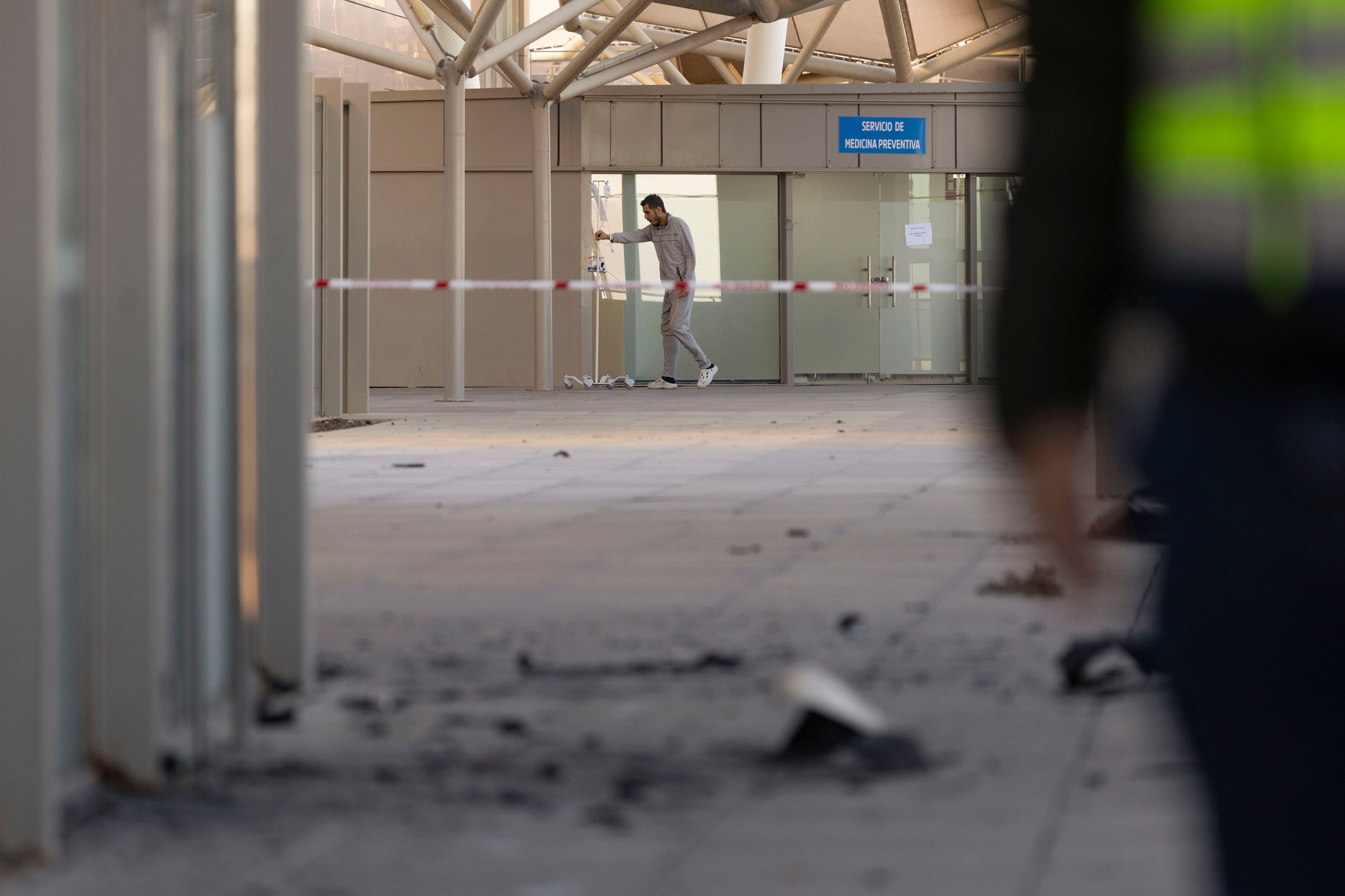 CARTAGENA (MURCIA), 26/11/2025.- Los bomberos han controlado pasadas las ocho de la mañana de este miércoles el incendio, sin heridos, originado en una terraza del hospital universitario Santa Lucía de Cartagena, que se ha propagado por la fachada y varias plantas del complejo a consecuencia del viento, y que ha obligado a la evacuación de trabajadores y pacientes.. EFE/ Marcial Guillén
