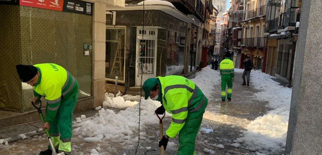 Avanzan lentamente los trabajos de limpieza en las calles del casco toledano por la dificultad de su trazado