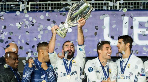 Dani Carvajal levanta el título de la Supercopa de Europa de 2016