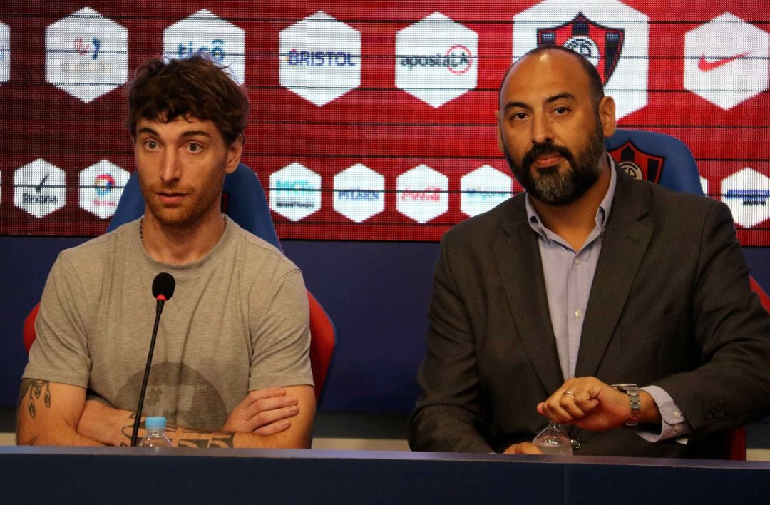 El jugador Fernando Amorebieta (i) habla junto al presidente de Cerro Porteño Raul Zapag (d) durante su presentación como nuevo jugador del equipo, en la sede del club en Asunción (Paraguay).