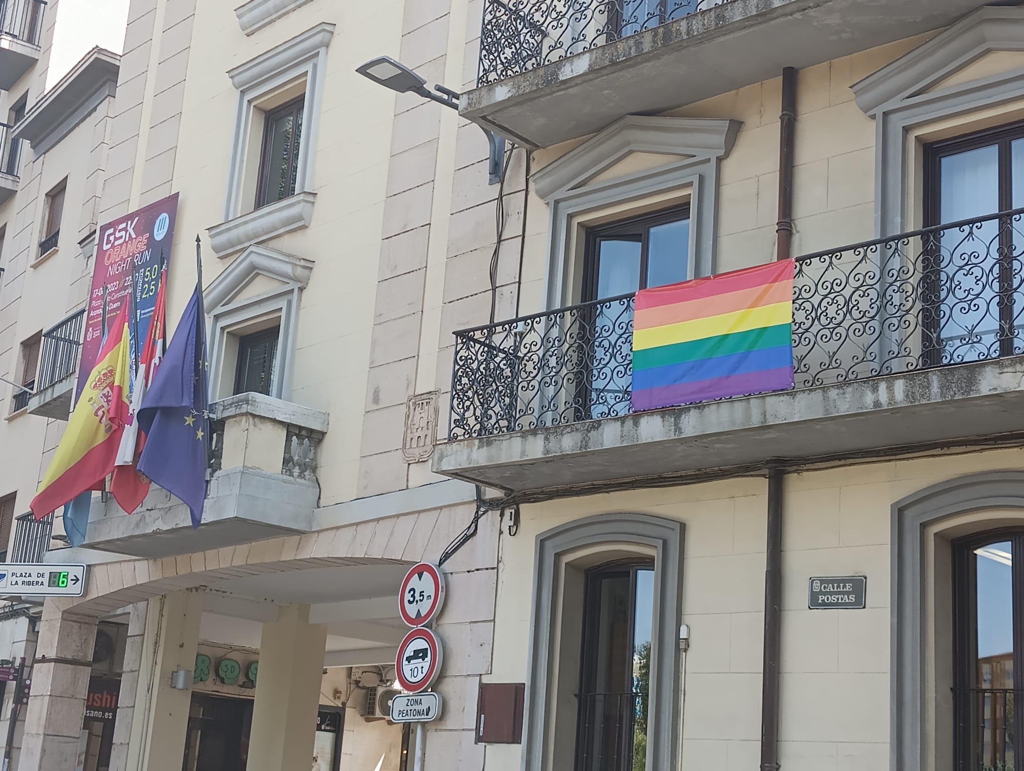La fachada que da al puente Duero del Ayuntamiento arandino luce desde hoy este símbolo de la diversidad sexual
