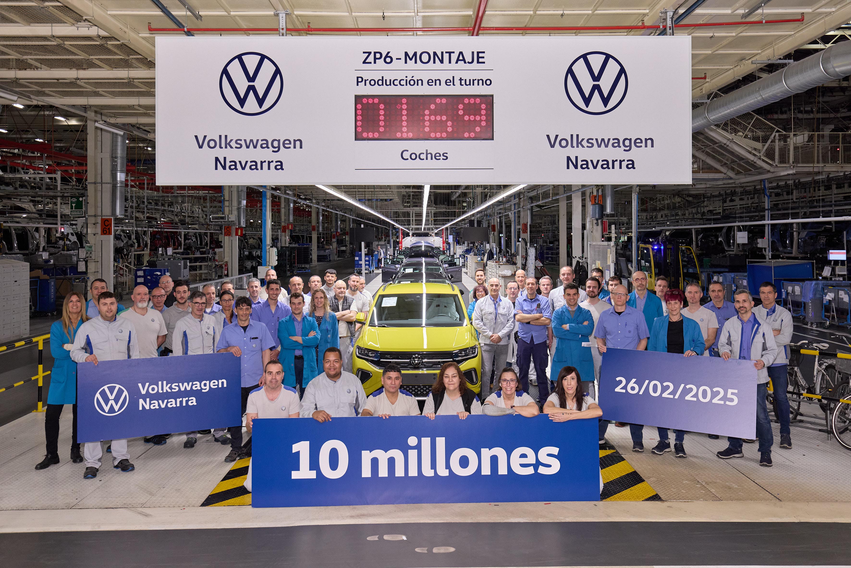 A* Jesús Garzaron/VW Navarra
F* 2025_02_25
T* Coche 10 millones fabricado en la fábrica y dos premios.
L* Volkswagen Navarra