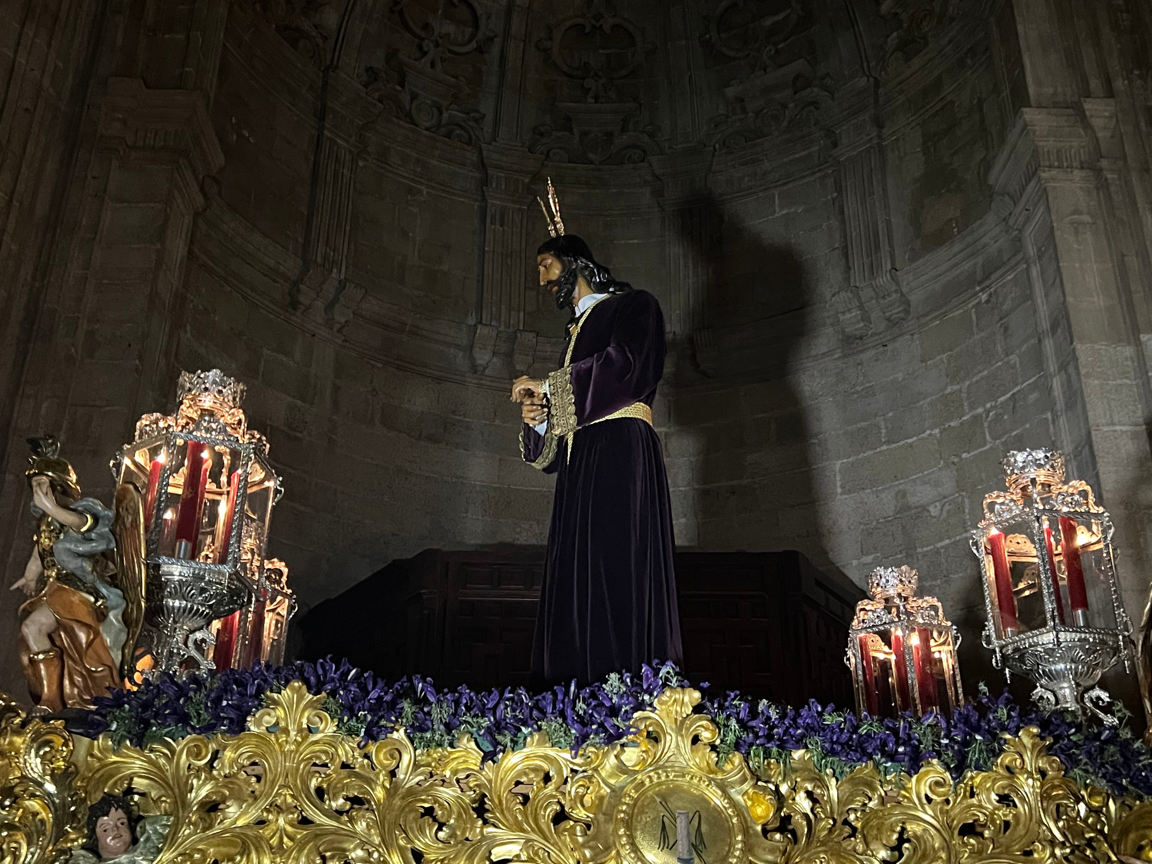 Er Manué en una de las chicotás que sus costaleros realizaron en el interior de Santa María La Mayor