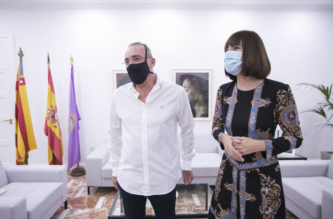 Joan Enric López y Diana Morant en el Ajuntament de Gandia 