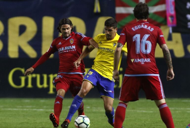 Buff intenta robar un balón en el partido ante el Cádiz