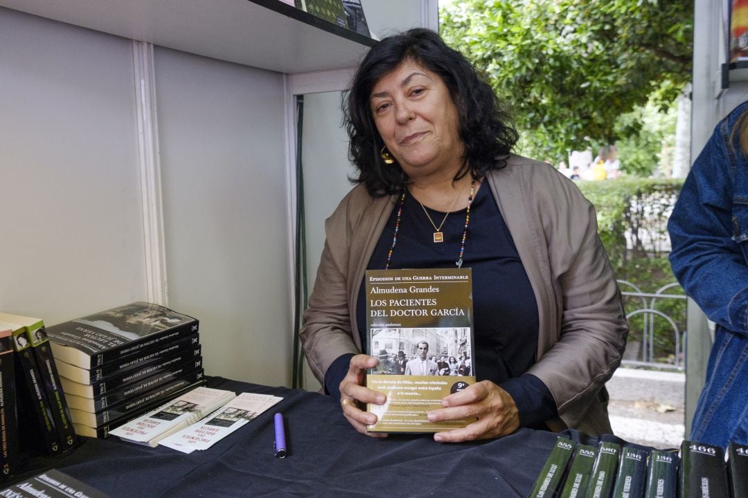 Almudena Grandes firmando su último libro en el Día del Libro 2018