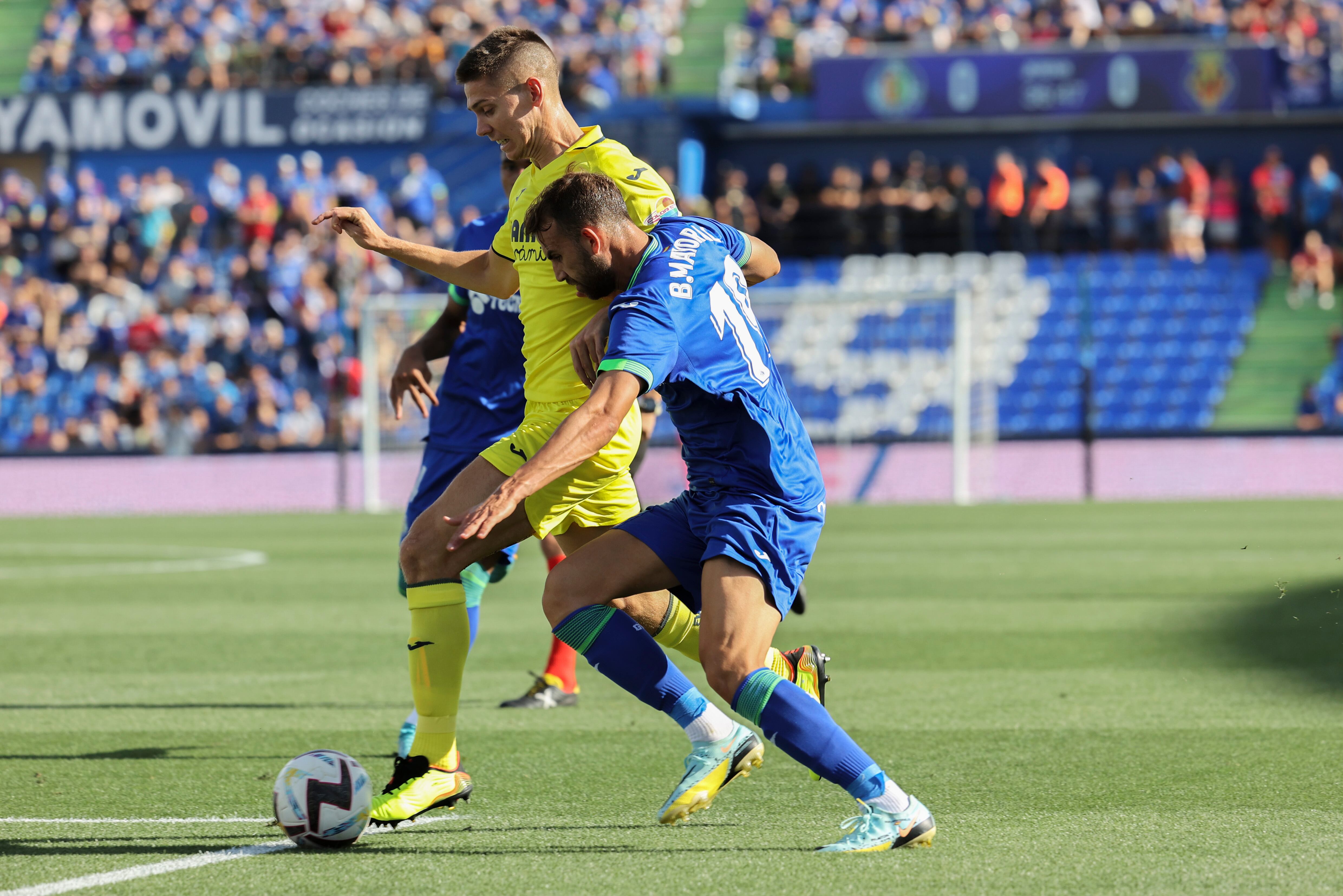 GETAFE (MADRID), 28/08/2022.-El delantero del Getafe Borja Mayoral y el defensa argentino del Villarreal Juan Foyth, durante el partido de la jornada 3 de LaLiga Santander en el Coliseum Alfonso Pérez en Getafe.- EFE/Kiko Huesca